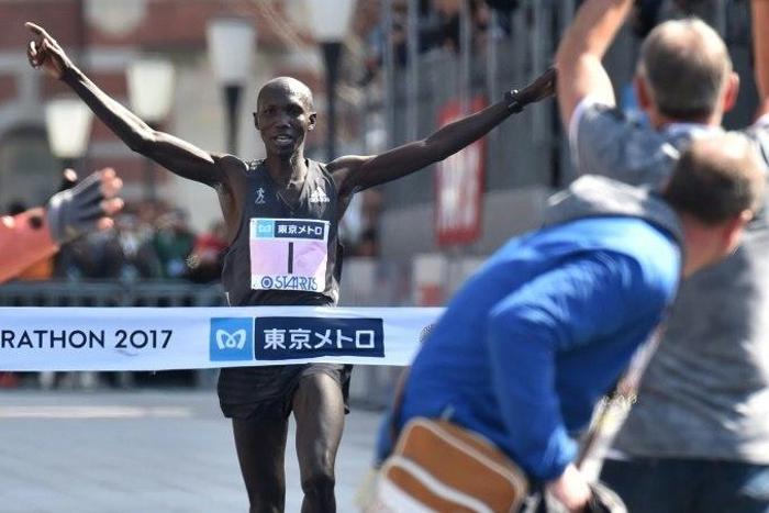 Wilson Kipsang (C) comes in ahead of five other Kenyan runners to win the Tokyo Marathon