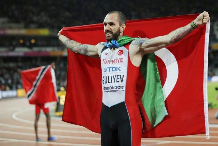Turkey's Ramil Guliyev celebrates after winning the final of the men's 200m athletics event at the 2017 IAAF World Championships at the London Stadium in London on August 10, 2017