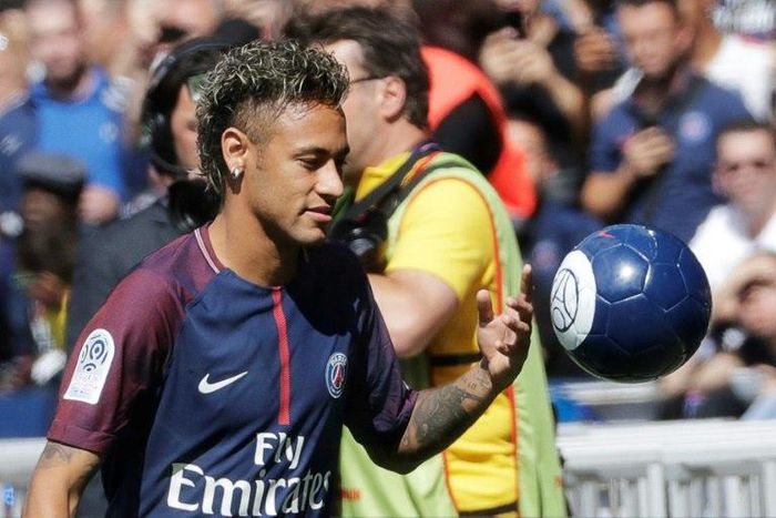 Neymar juggles with the ball during his presentation to fans at Paris Saint-Germain's Parc des Princes stadium on August 5, 2017