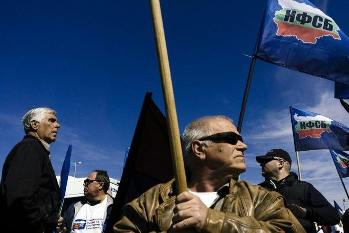 Bulgarian nationalists block the border with Turkey ahead of elections