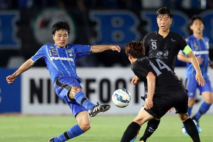 Japan's Gamba Osaka midfielder Yasuyuki Konno (L) shoots during the AFC Champions League group F match against outh Korea's Seongnam FC in Osaka, western Japan on May 6, 2015