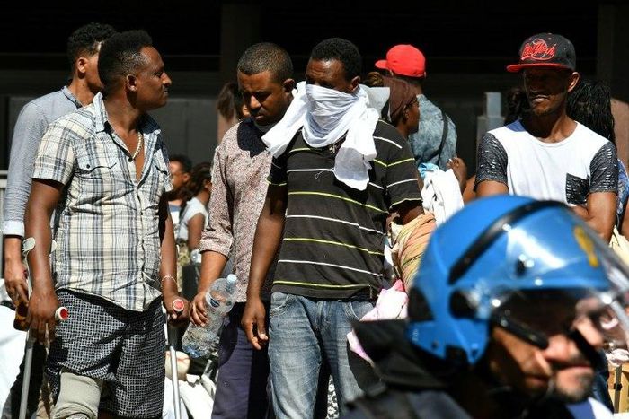 Italian authorities evicted 800 people from a building that had been peacefully occupied since 2013 by mainly refugees and asylum seekers from Eritrea and Ethiopia, some in the country for as long as 15 years