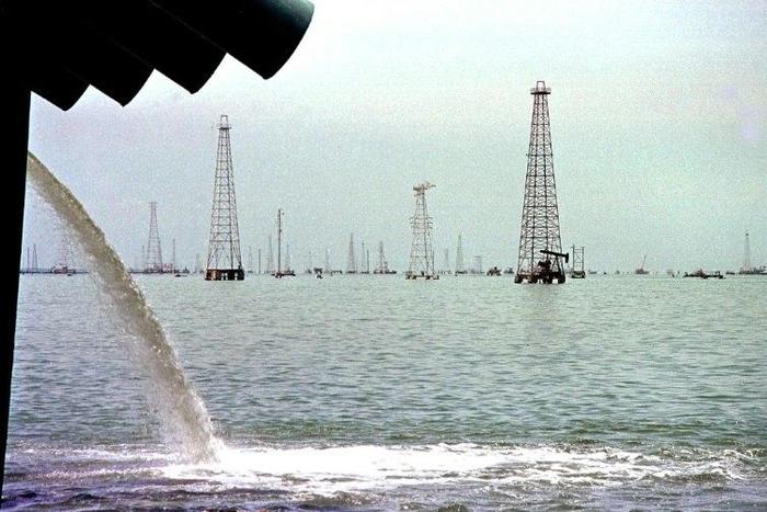 A US oil drilling company loses a bid to sue Venezuela in US courts for nationalizing its rigs after the US Supreme Court rules against it