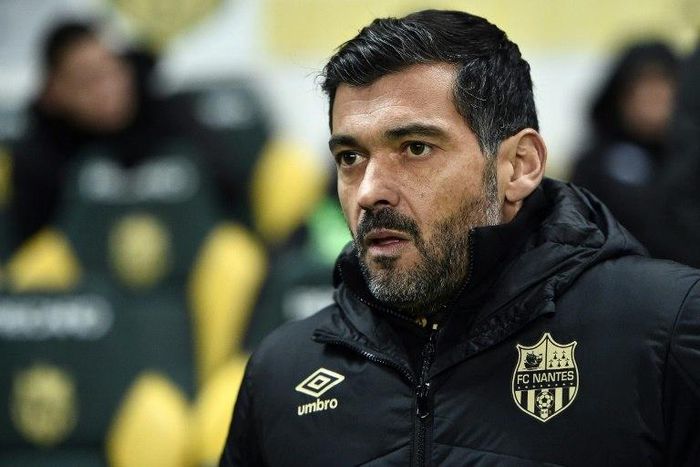 Nantes' head coach Sergio Conceicao looks on during the French L1 football match against Caen on January 18, 2017