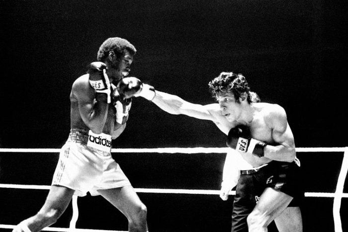 This photo taken on December 1, 1974 shows Rodrigo Valdez (L) from Colombia fighting with his French counterpart Gratien Tonna in Paris during their World Middleweight Title championship match