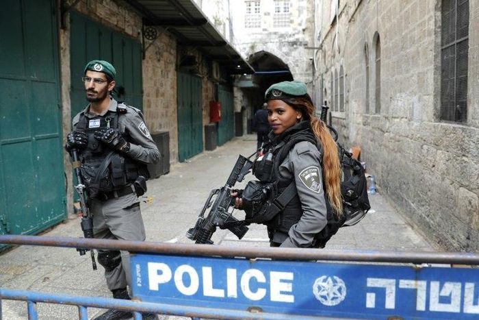 Israeli security forces stand guard in Jerusalem's Old City following a stabbing attack on April 1, 2017
