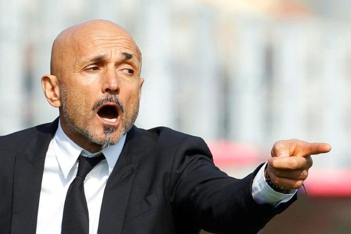 Roma's Italian coach Luciano Spalletti gestures during the Italian Serie A match against Crotone on February 12, 2017 at the Ezio Scida Stadium