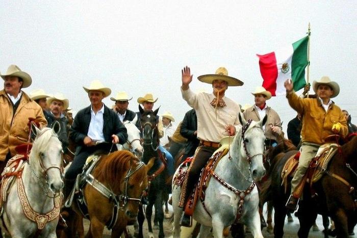 In 2003, the then Mexican president Vicente Fox (centre) and Tamaulipas governor Tomas Yarrington (far right) led a peace ride along the border with the United States