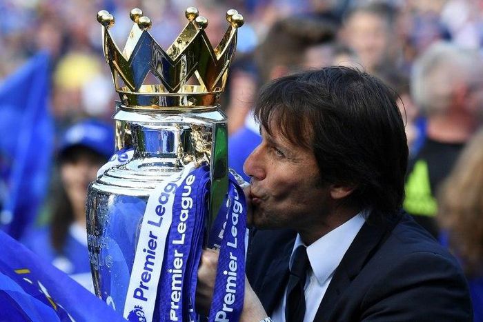 Chelsea manager Antonio Conte kisses the English Premier League trophy at Stamford Bridge on May 21, 2017