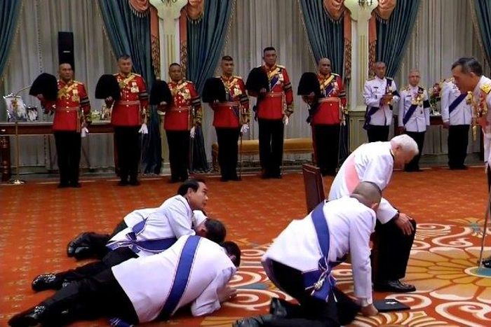 Thai officials present themselves to new Thai King Maha Vajiralongkorn (right) in December