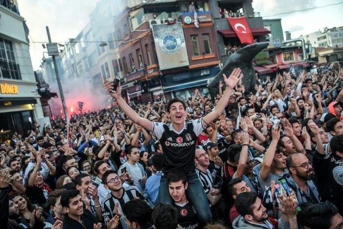 Besiktas' fans celebrate their title in Istanbul on May 28, 2017