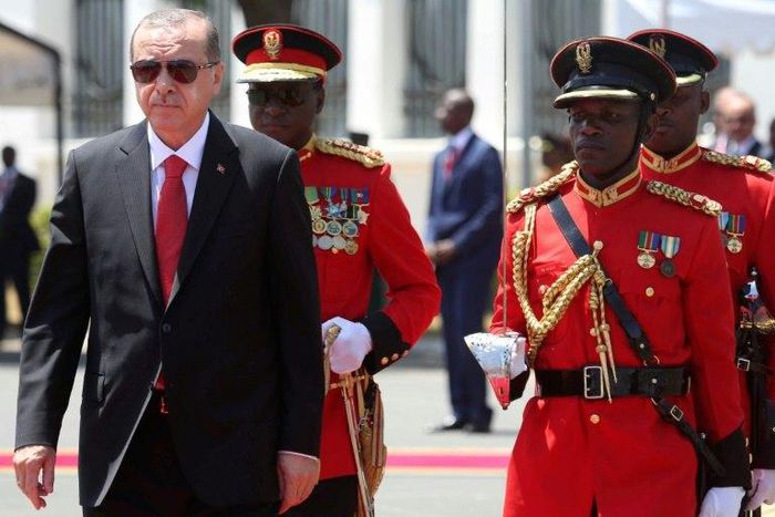 Turkey's President Recep Tayyip Erdogan (L) inspects an honor guard of Tanzania People's Defense Force soldiers during a welcoming ceremony at State House Grounds in Dar es Salaam on January 23, 2017