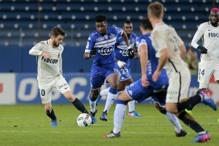 Monaco's midfielder Bernardo Silva (L) vies with Bastia's forward Sadio Diallo (2L) during the L1 football match February 17, 2017