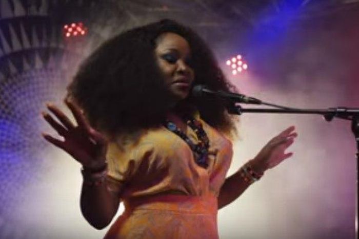 Omawumi is no prisoner of love in 'I no sure' video.PNG