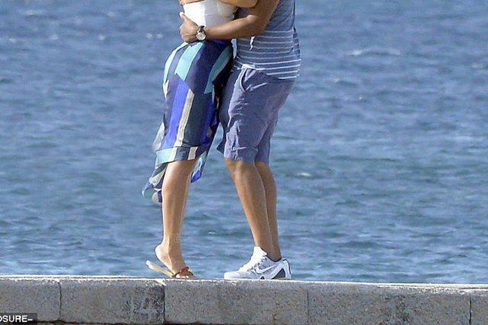 Beyonce and JayZ kiss in Italy