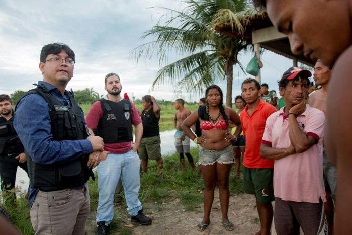 Handout picture released by the Indigenous Missionary Council (CIMI) showing police officers (L) talking to Gamela indigenous people after a farmers attack in Viana, Maranhao state, north of Brazil on May 1, 2017