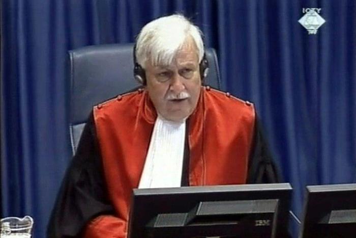 International Criminal Tribunal judge Alphons Orie is seeking Interpol's help to arrest three Serbs accused of witness-tampering in a case against Serb ultranationalist Vojislav Seselj