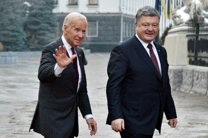 Outgoing US Vice President Joe Biden (L) meets Ukraine's President Petro Poroshenko