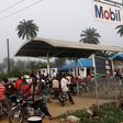Motorists queue to buy petrol at a fuel station in Ahaoda in Nigeria's oil state in the Delta region, December 6, 2012. REUTERS/Akintunde Akinleye/File Photo