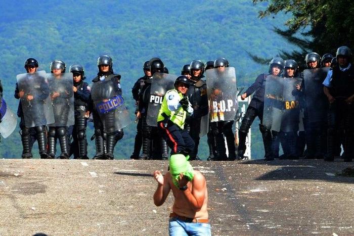 Riot police confront opponents to Nicolas Maduro's government in San Cristobal, state of Tachira, Venezuela on October 24, 2016
