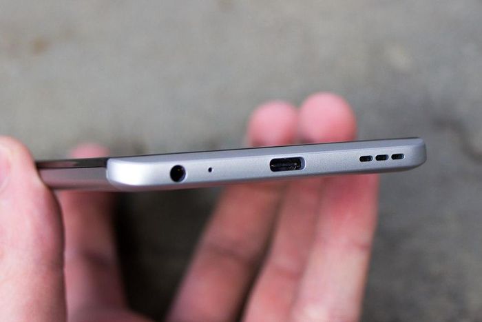 USB-C on the LG V20.