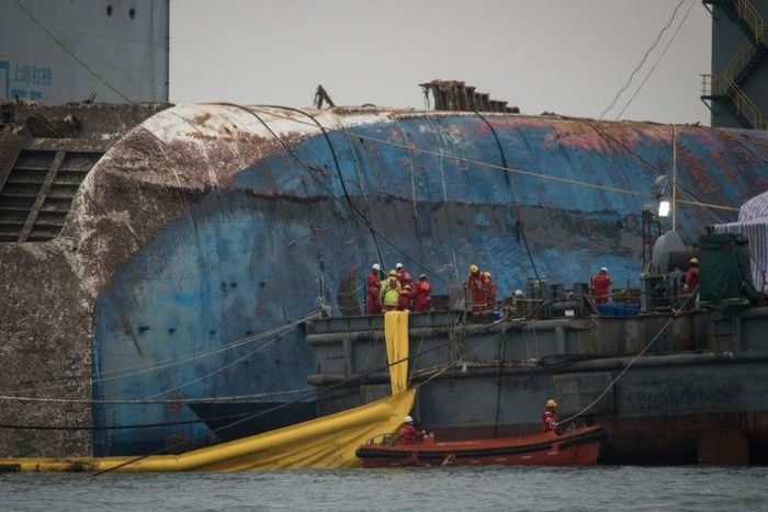 Workers take part in the Sewol ferry salvage operation off the coast of South Korea's southern island of Jindo on March 24, 2017