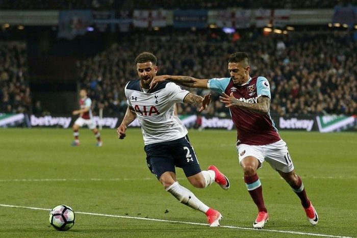 Tottenham Hotspur's defender Kyle Walker (L) vies with West Ham United's midfielder Manuel Lanzini during the English Premier League football match May 5, 2017