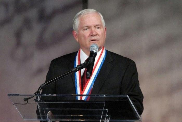 Former US defense chief Robert Gates warns that Islamic State fighters will step up attacks against the West as they lose ground in Iraq and Syria