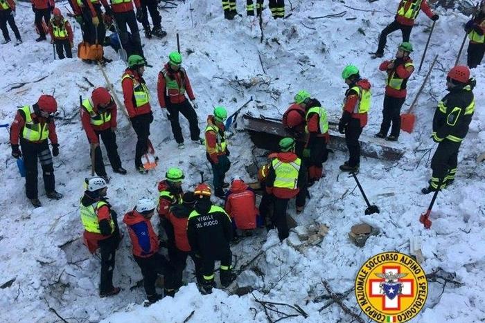 Rescue teams working at the avalanche-hit Hotel Rigopiano, near the village of Farindola, on the eastern lower slopes of the Gran Sasso mountain on January 23, 201