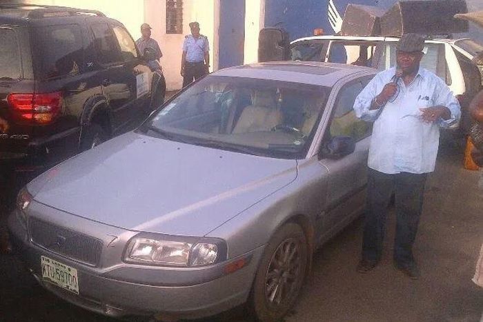 The entrance of Arik Air, Lagos being barricaded by aviation unions