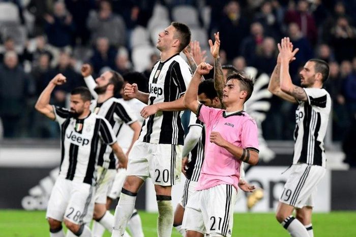 Juventus' players celebrate after winning the Italian Serie A football match between Juventus and Palermo at the Juventus Stadium in Turin on February 17, 2017