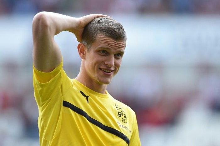 Dortmund's defender Sven Bender warms up prior to the German first division Bundesliga football match between FC Augsburg and Borussia Dortmund on May 13, 2017 in Augsburg, southern Germany