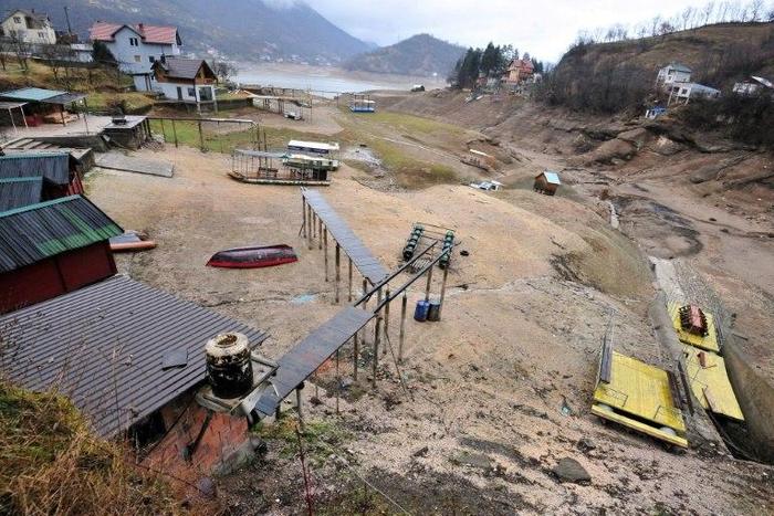Fishermen and environmental groups say the sudden drop in the level of the artificial Jablanica lake near the Bosnian town of Konjic has "devastated" fish stocks