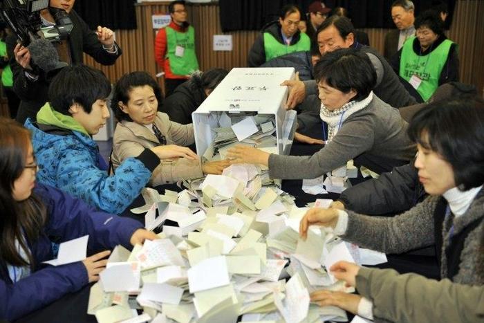 South Korea's National Intelligence Service has admitted its cyber warfare unit organised and operated teams attempting to sway voter opinions for more than two years in the run-up to the 2012 elections