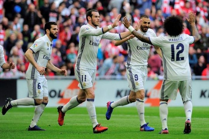 Real Madrid's players celebrate after forward Karim Benzema (2R) scored their team's first goal during the Spanish league football match against Athletic Club Bilbao 18, 2017