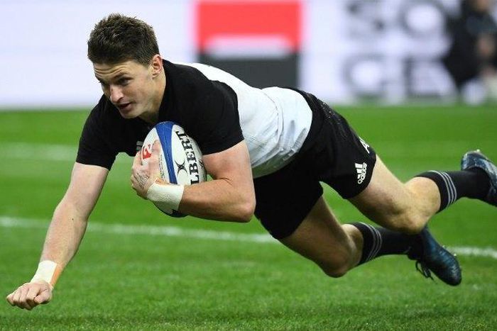 New Zealand's fly half Beauden Barrettwas sent off late in the match after receiving two yellow cards for deliberately knocking down the ball during Waratahs' attacks