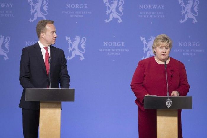 Norway`s Prime Minister Erna Solberg (R) and Foreign Minister Borge Brende attend a press conference in Oslo on May 17, 2017, after the release of Norwegian-British citizen Joshua French from a Congo prison