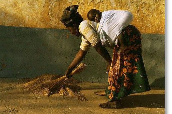 African mother backing her child