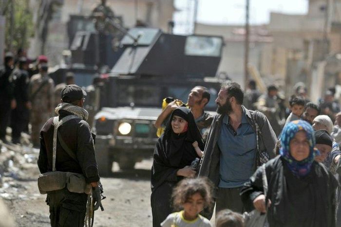 Iraqis leave the Zanjili neighbourhood of west Mosul on June 3, 2017 during the ongoing offensive by security forces to retake the city from Islamic State group fighters