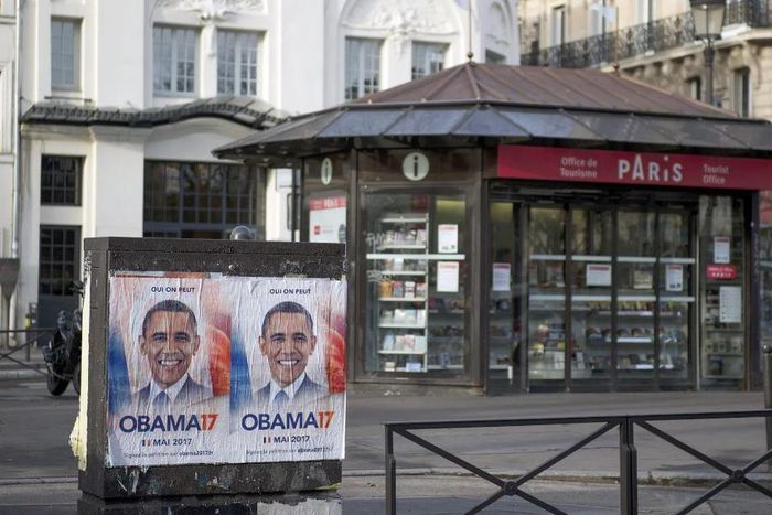 Obama 17 posters in Paris