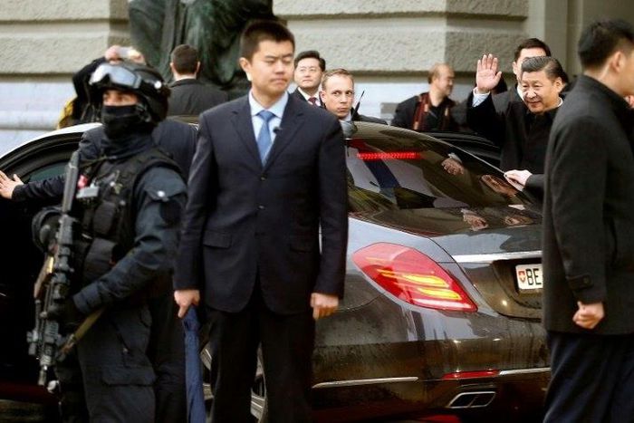 Chinese President Xi Jinping (R) leaves the seat of the Swiss federal parliament in Bern, on January 15, 2017, as part of his state visit