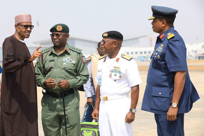 President Buhari briefs service chiefs before embarking on vacation