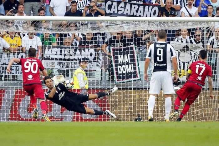 Juventus' goalkeeper Gianluigi Buffon saves a penalty kick during the Italian Serie A football match against Cagliari on August 19, 2017
