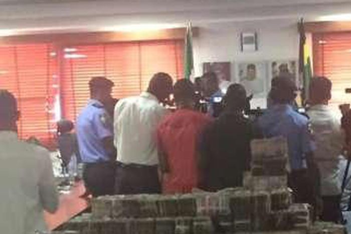 Ƴan sanda sun nuna kuɗi miliyan ɗari wanda Gwamna ya bai wa maʼaikatan hukumar zaɓe INEC