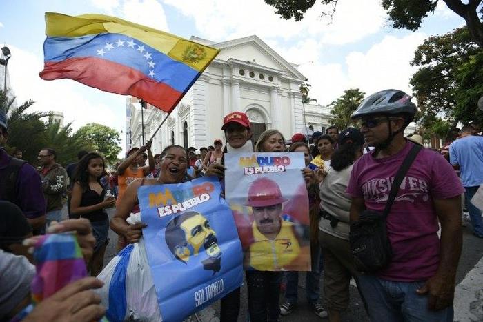 Supporters of Venezuelan President Nicolas Maduro demonstrate outside the National Assembly in Caracas on October 23, 2016