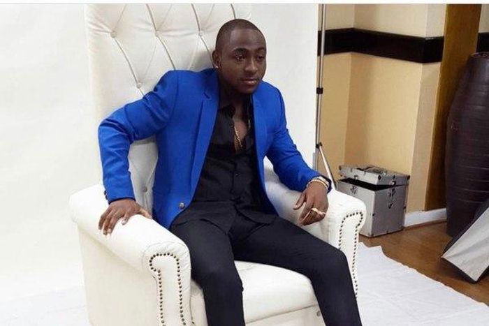 Davido sports blue cobalt blue blazer over noir shirt and pants