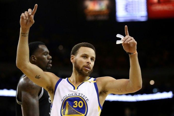 Stephen Curry scores 29 points as the Golden State Warriors beat the San Antonio Spurs 136-100 at the Oracle Arena in Oakland, California