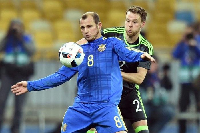 Ukraine's Roman Zozulya (L) vies with Wales' Chris Gunter during the international friendly football match between Ukraine and Wales at the Olimpiyskiy stadium in Kiev on March 28, 2016