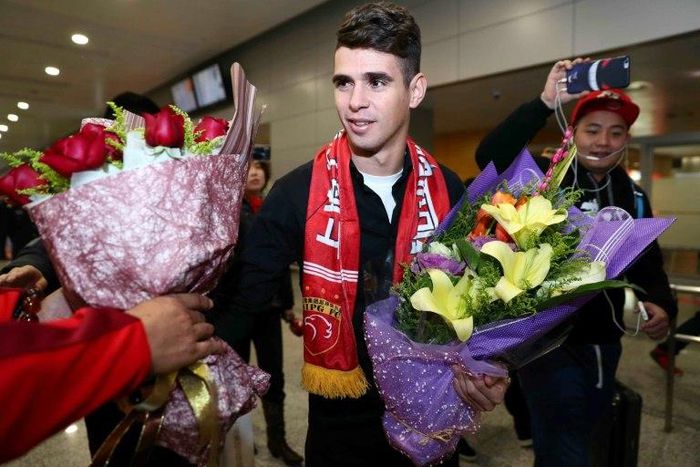 Shanghai SIPG paid Chelsea 60 million euros for Brazilian midfielder Oscar (C)