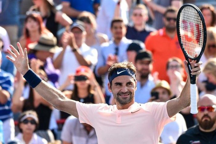 Roger Federer blasted nine aces and lost just nine points on his serve as he extended his match win streak to 16 -- his longest win streak in five years